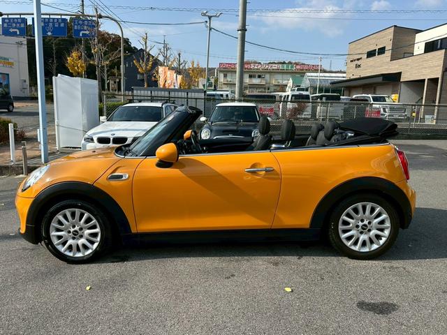 ＭＩＮＩ クーパー　コンバーチブル　ナビゲーションＰＫＧ　ペッパーＰＫＧ　ライトＰＫＧ　エキサイメントＰＫＧ　ドラレコ　プッシュスタート　純正１６インチＡＷ　スマートキー　バックカメラ　ＥＴＣ　オートライト（9枚目）