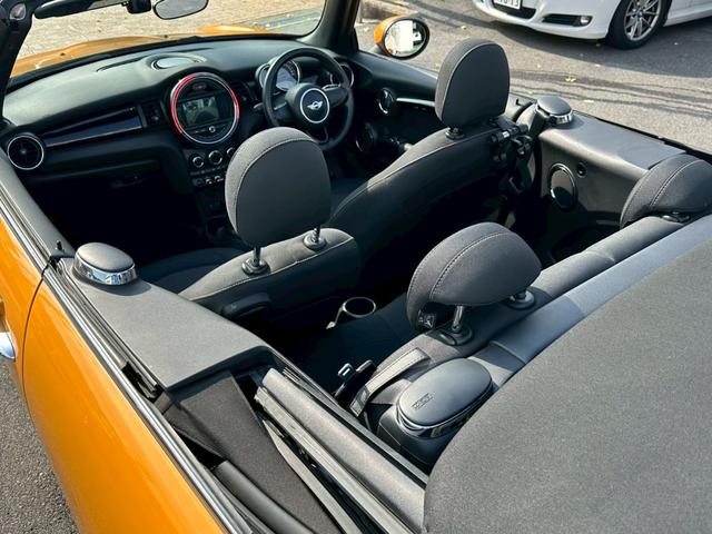 ＭＩＮＩ クーパー　コンバーチブル　ナビゲーションＰＫＧ　ペッパーＰＫＧ　ライトＰＫＧ　エキサイメントＰＫＧ　ドラレコ　プッシュスタート　純正１６インチＡＷ　スマートキー　バックカメラ　ＥＴＣ　オートライト（12枚目）