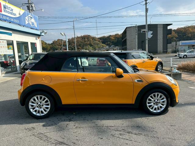 ＭＩＮＩ クーパー　コンバーチブル　ナビゲーションＰＫＧ　ペッパーＰＫＧ　ライトＰＫＧ　エキサイメントＰＫＧ　ドラレコ　プッシュスタート　純正１６インチＡＷ　スマートキー　バックカメラ　ＥＴＣ　オートライト（16枚目）