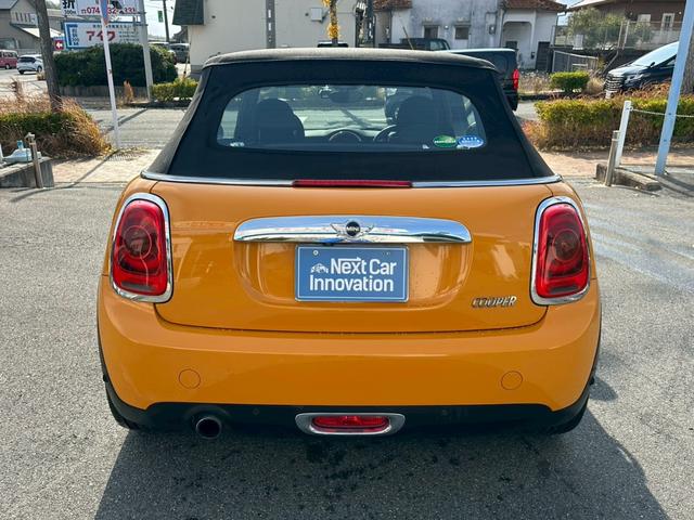 ＭＩＮＩ クーパー　コンバーチブル　ナビゲーションＰＫＧ　ペッパーＰＫＧ　ライトＰＫＧ　エキサイメントＰＫＧ　ドラレコ　プッシュスタート　純正１６インチＡＷ　スマートキー　バックカメラ　ＥＴＣ　オートライト（18枚目）