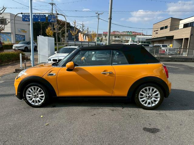ＭＩＮＩ クーパー　コンバーチブル　ナビゲーションＰＫＧ　ペッパーＰＫＧ　ライトＰＫＧ　エキサイメントＰＫＧ　ドラレコ　プッシュスタート　純正１６インチＡＷ　スマートキー　バックカメラ　ＥＴＣ　オートライト（20枚目）