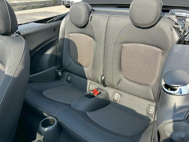 ＭＩＮＩ クーパー　コンバーチブル　ナビゲーションＰＫＧ　ペッパーＰＫＧ　ライトＰＫＧ　エキサイメントＰＫＧ　ドラレコ　プッシュスタート　純正１６インチＡＷ　スマートキー　バックカメラ　ＥＴＣ　オートライト（24枚目）