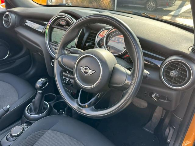 ＭＩＮＩ クーパー　コンバーチブル　ナビゲーションＰＫＧ　ペッパーＰＫＧ　ライトＰＫＧ　エキサイメントＰＫＧ　ドラレコ　プッシュスタート　純正１６インチＡＷ　スマートキー　バックカメラ　ＥＴＣ　オートライト（26枚目）