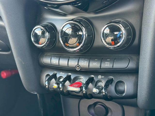 ＭＩＮＩ クーパー　コンバーチブル　ナビゲーションＰＫＧ　ペッパーＰＫＧ　ライトＰＫＧ　エキサイメントＰＫＧ　ドラレコ　プッシュスタート　純正１６インチＡＷ　スマートキー　バックカメラ　ＥＴＣ　オートライト（31枚目）