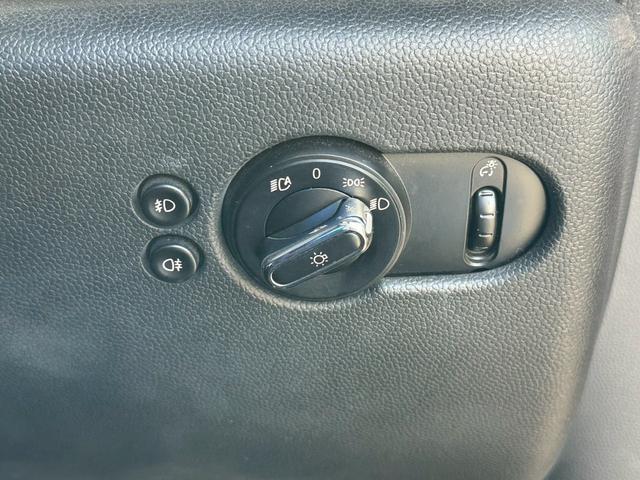 ＭＩＮＩ クーパー　コンバーチブル　ナビゲーションＰＫＧ　ペッパーＰＫＧ　ライトＰＫＧ　エキサイメントＰＫＧ　ドラレコ　プッシュスタート　純正１６インチＡＷ　スマートキー　バックカメラ　ＥＴＣ　オートライト（40枚目）