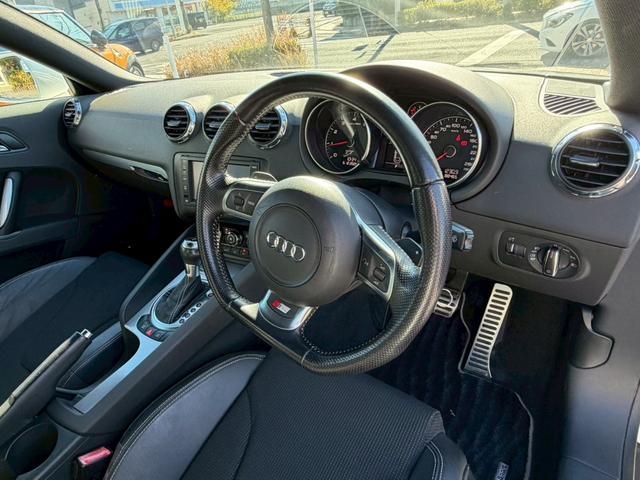 TTクーペ 2.0TFSI Sラインパッケージ ハーフレザーシート 純正ナビ パワーシート 電動リヤスポイラー フルセグTV バックカメラ Bluetooth CD&DVD再生 バックソナー パドルシフト アルミペダル ETC(11枚目)