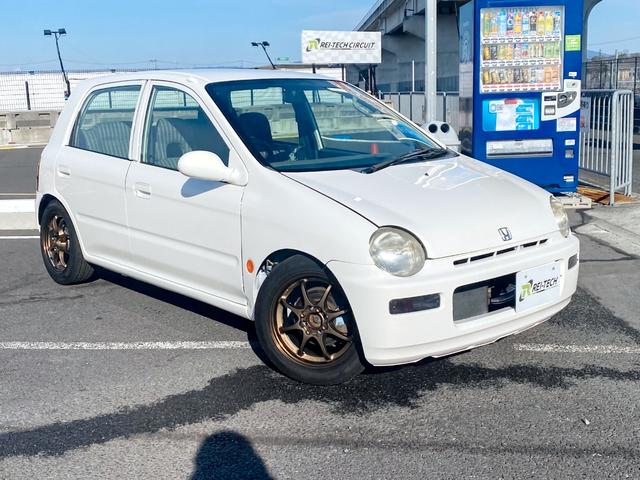 トゥデイ Ｌｆ　後期　ＭＴＲＥＣ　５速ＭＴ　チャンピオンシップホワイト　車高調　マフラー　ＲＡＹＳ１４インチ　ＣＥ２８　タワーバー　ピラーバー　社外ステアリング　オーディオＣＤ／ＡＵＸ／ＵＳＢ（2枚目）