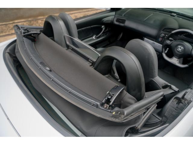 S2000 タイプV VGS VTEC 6速MT 専用ステアリング HONDAACCESSユーロパフォーマンスR5 17インチAW 黒幌 黒内装 ハーフレザーシート レーダー プッシュスタート HIDヘッドライト ABS(68枚目)