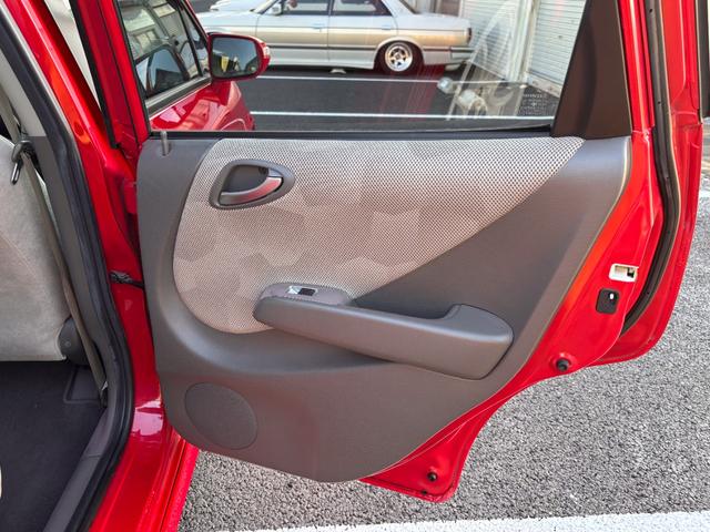 フィット １．５Ａ　同色リフレッシュペイント　４８，６１４ｋｍ　５速ＭＴ　１．５Ｓフルエアロ　ＲＥＩＴＥＣＨ×ゼロファイターフルストレートマフラー　ＲＥＩＴＥＣＨリアウイング＆トーストラップ　車高調　１５ｉｎ７Ｊ＋３０（68枚目）