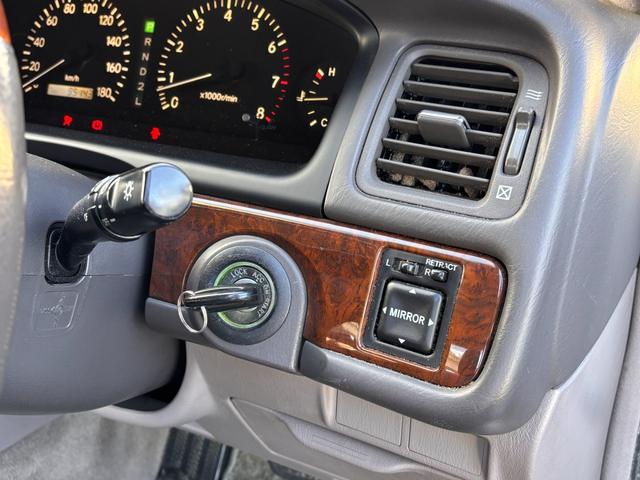 マークII グランデ　レガリア　２．５　後期　１ＪＺ　キーレス　３眼ヘッドライト　キセノンヘッドライト＆フォグランプ　木目パネル＆ステアリング　パワーシート　オートエアコン　ＥＴＣ　電動格納ミラー　レーダー　ＥＴＣ　オーディオ（50枚目）