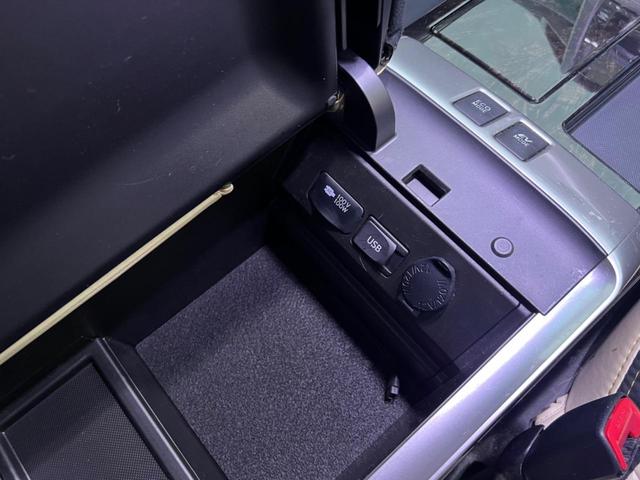 ヴェルファイアハイブリッド ＺＲ　４ＷＤ／ユーザー買取／サンルーフ／純正ナビ／全方位モニター／バックカメラ／社外アルミホイール／社外エアロ（31枚目）