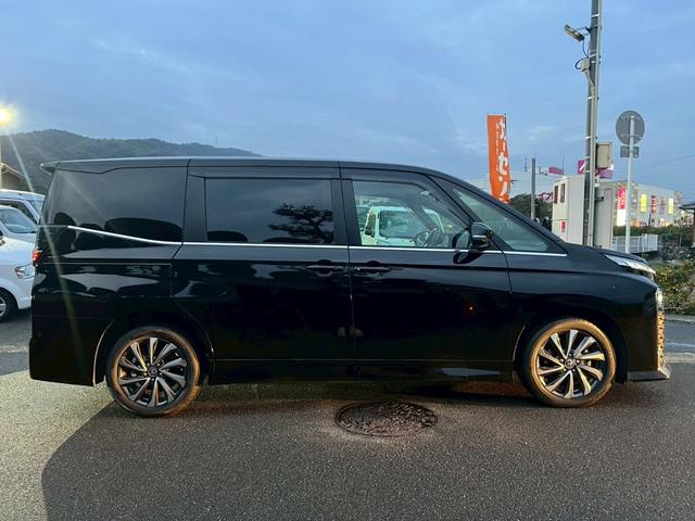 ヴォクシー ハイブリッドＳ－Ｚ　ワンオーナー／１０．５インチナビ／デジタルインナーミラー／３眼ＬＥＤヘッドライト／２列目オットマン／両側パワースライドドア／パワーバックドア／ＴＺドライブレコーダー（7枚目）