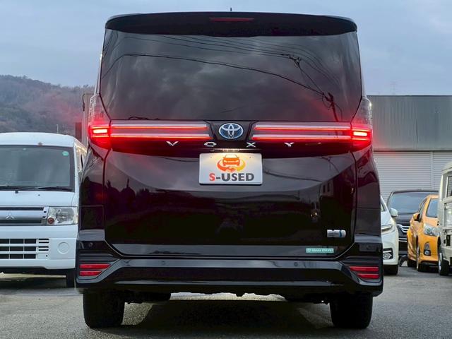 ヴォクシー ハイブリッドＳ－Ｚ　ワンオーナー／１０．５インチナビ／デジタルインナーミラー／３眼ＬＥＤヘッドライト／２列目オットマン／両側パワースライドドア／パワーバックドア／ＴＺドライブレコーダー（10枚目）