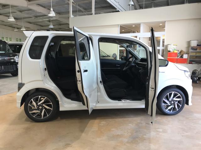 ワゴンＲカスタムＺ ハイブリッドＺＴ　登録済未使用車　ハイブリッド車　ターボ　ＬＥＤヘッドライト　フォグライト　シートヒーター　ＵＳＢソケット　プッシュスタート　純正アルミホイール　スマートキー　アームレストコンソール　座席下収納（8枚目）