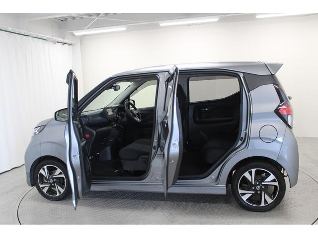 デイズ ハイウェイスター　Ｇターボ　純正ナビ　Ｂｌｕｅｔｏｏｔｈ対応　バックカメラ　純正アルミホイール　エマージェンシーブレーキ　タッチパネル式オートエアコン　座席下収納　プッシュスタート　スマートキー　サイドバイザー　フロアマット（9枚目）