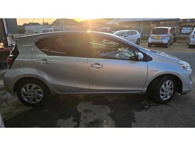 アクア 1年保証・ナビTV・スマートキー(8枚目)