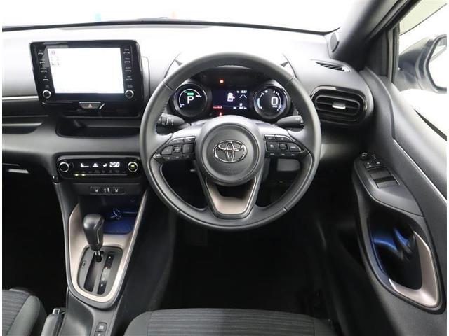 ヤリス ハイブリッドＺ　トヨタ認定中古車　衝突被害軽減システム　ワンオーナー　シートヒーター　全周囲カメラ　メモリーナビ　フルセグ　メモリーナビ　ミュージックプレイヤー接続　ＥＴＣ　ＬＥＤヘッドランプ　スマートキー　記録簿（4枚目）