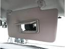 サンバイザー裏にバニティミラー付きです。降車前の身だしなみチェックにご活用ください。