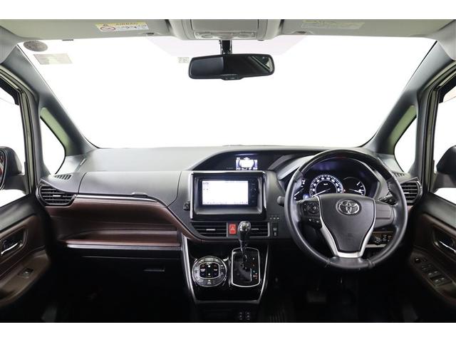 黒×ブラウンのお洒落な雰囲気のステアリング廻りです。デザイン性だけでなく使い勝手は良く、助手席側までボンネットフードを見渡せるので、狭い道でも車幅の感覚がつかみやすく運転しやすいですよ。