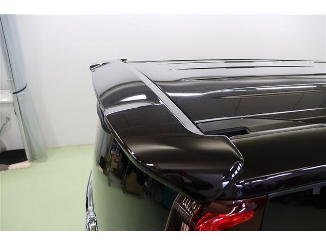 ルーフエンドから続く伸びやかな純正バックドアスポイラーを装着し、抜けの良い軽快なスポーティテイストと高い先進性をもったリヤスタイリングが演出されています。