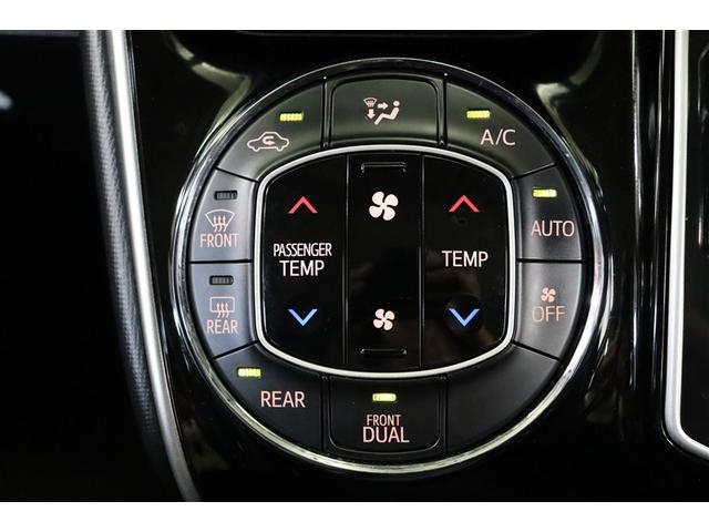 デザイン性の高いパネルのエアコンは左右個別の設定が出来ます。場所や個人の体感による温度差も解消できて快適です。ナノイー搭載車ですので、肌や髪に優しいナノイーが室内を爽やかな空気環境にしてくれます。