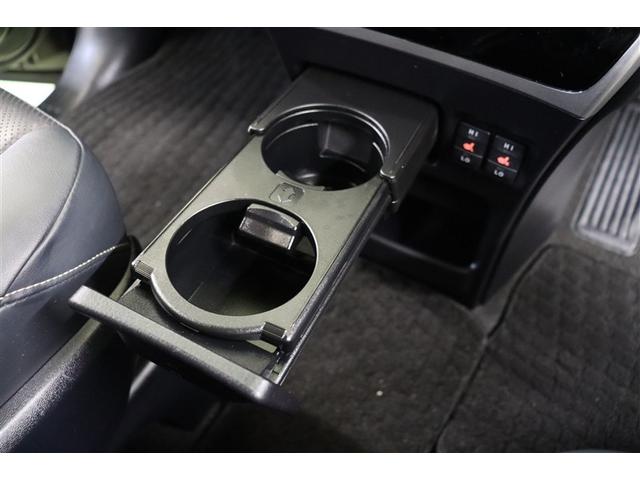 格納式のドリンクホルダーが装備されています。ドリンクホルダーとしてはもちろん、ホルダー部分をスライドすれば長財布やスマホ、ｉＰｈｏｎｅを収納するのにも便利です。使わない時は格納出来るのでスマートです。