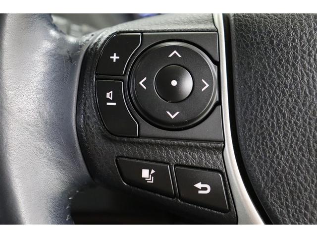 運転中に手を離さなくてもオーディオ操作や、マルチインフォメーションディスプレイ内の表示切替が出来るステアリングスイッチ付です。走行中に視線を逸らさず出来る手元操作は安全運転につながります。