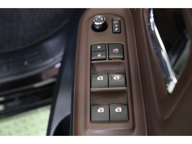 全ての窓が運転席から操作できます。今やほぼ当たり前ですが、無いと不便なアイテムですよね。ドアの施錠・解錠と連動してドアミラーが格納・復帰するオート電動格納機能も装備しています。