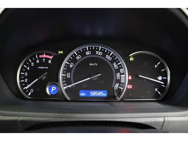 シンプルデザインの複眼式メーターです。黒地に白文字のメーターは昼間も夜間もみやすく、運転に必要な走行情報が確認しやすくなっています。