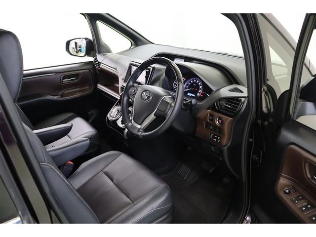 【トラクションコントロール機能搭載】濡れた路面や雪道、凍結した道路で常に安定した走行をサポートしてくれます。また、ドライバーがうっかりアクセルを踏み込み過ぎたときなども制御してくれます。