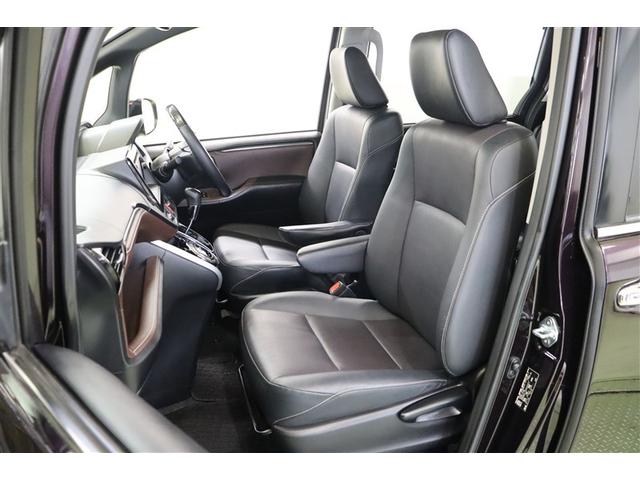 ガッシリとワイドなシートは上質感のある合成皮革です。運転席と助手席には寒い時期に嬉しいシートヒーターを装備。はやく暖まり、じんわりと身体を温めてくれるので快適です。