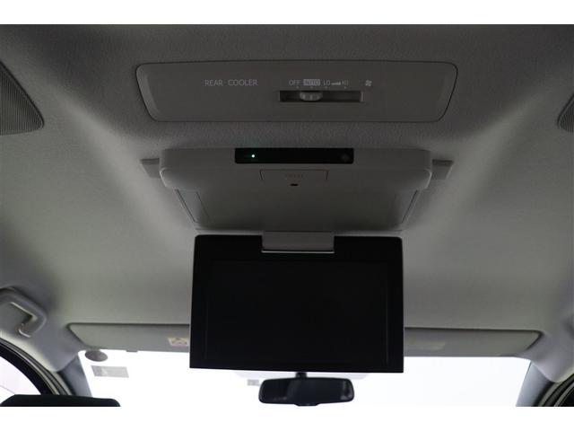 後席用モニターを装備しています。渋滞に巻き込まれた時やお迎えに行った時の待ち時間などに、これがあれば後席でも退屈することなく快適に過ごせます。後席から操作できるリヤクーラーもオートで快適です。