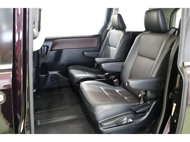 ２列目はロングスライドが可能なので、最大にまで下げ広々としたスペースでリラックスしたり、スライド幅を左右で変えて会話をしやすくしたりするなど、フレキシブルな座席アレンジが楽しめます。