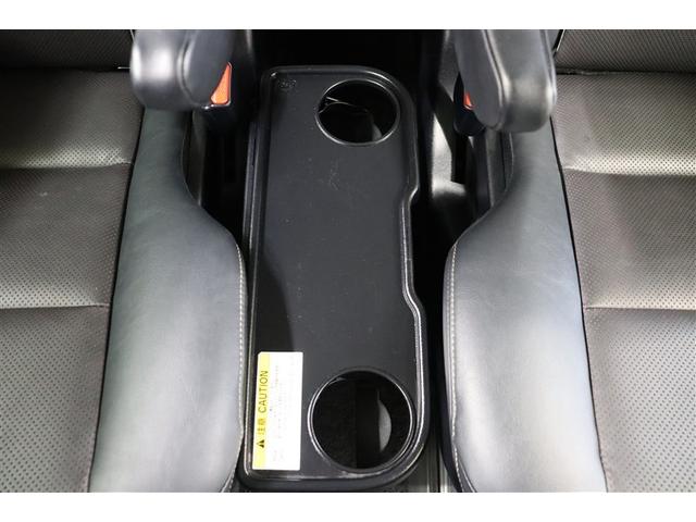 ２列目のシート間にサイドテーブルを装備しています。車内でランチやお菓子も置く場所に困りません。使わない時は格納しておけるので邪魔になりません。