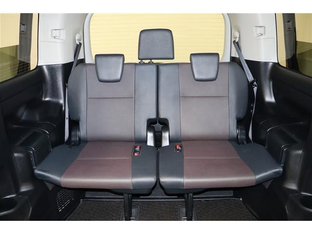 ３列目シートは大人数のお出かけに大活躍！少人数の時には、跳ね上げ収納で畳んでしまい、ラゲージスペースと座席の両方にゆったり余裕をもたせるのもありですね。