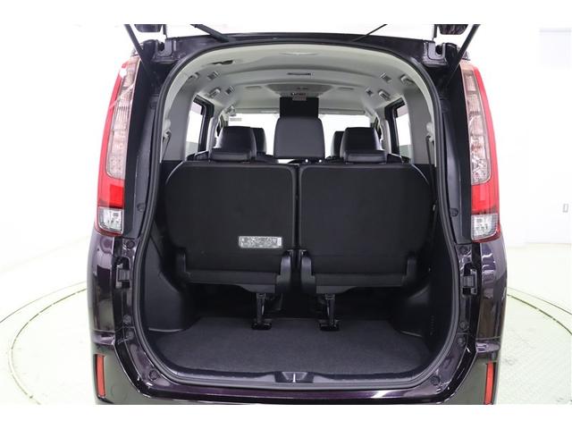 荷室フロアの地上高が低く設定されていて荷物の積み降ろしが楽にできるラゲージスペースです。シート下のスペースに長尺物を収納することもできます。