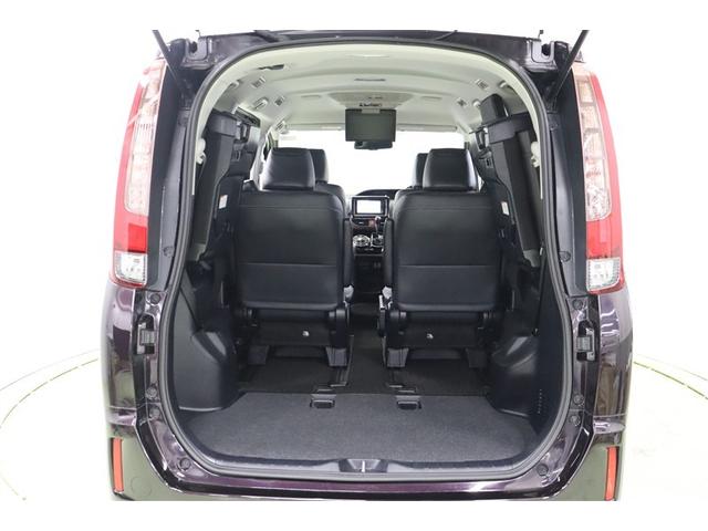 ３列目を跳ね上げ格納したラゲージスペースです。シートがフロアに干渉しないので、荷物を積み込むのもスムーズに出来ます。