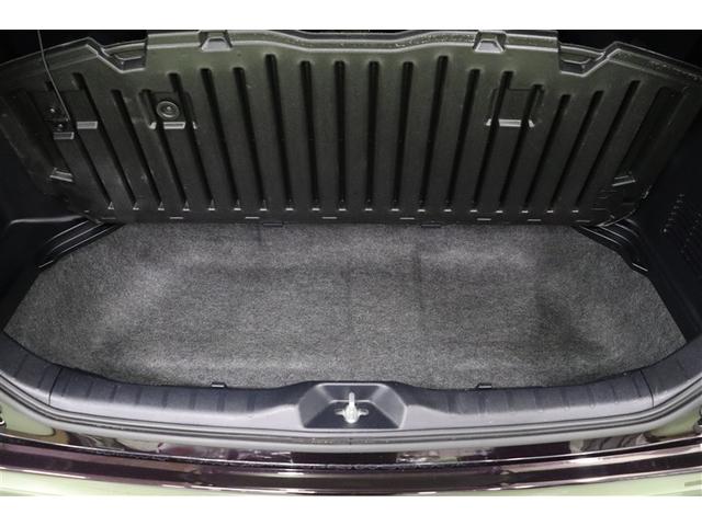 ラゲージスペースには床下収納を備えています。デッキボード裏にはヒモ付のフックが付いているので、開けたままでも使用できます。収納スペースに収まらないような高さのある荷物も載せることもできます。