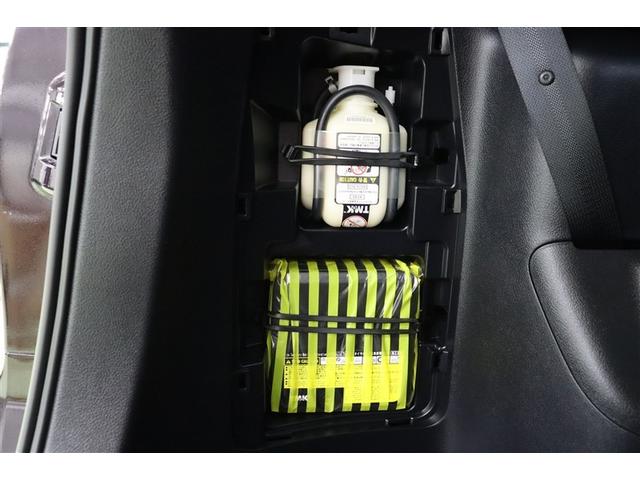 パンク修理キットを装備しています。最近は未使用のままで廃棄となるスペアタイヤが多いので、エコの観点からパンク修理キット付が増えています。軽量化によって燃費の向上にも一役かっているそうです。