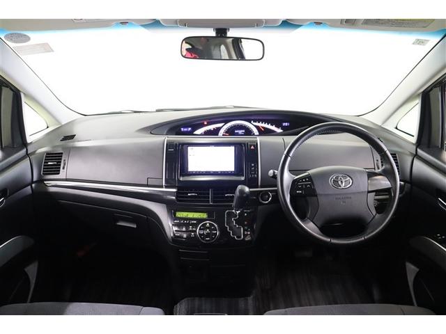 エクステリアと同様に曲線美がしなやかなデザインのステアリング周りです。デザイン性だけでなく、視線移動が少ない位置にあるメーター、シフトも近いので利便性も良く、広々とした視界と開放感があります。