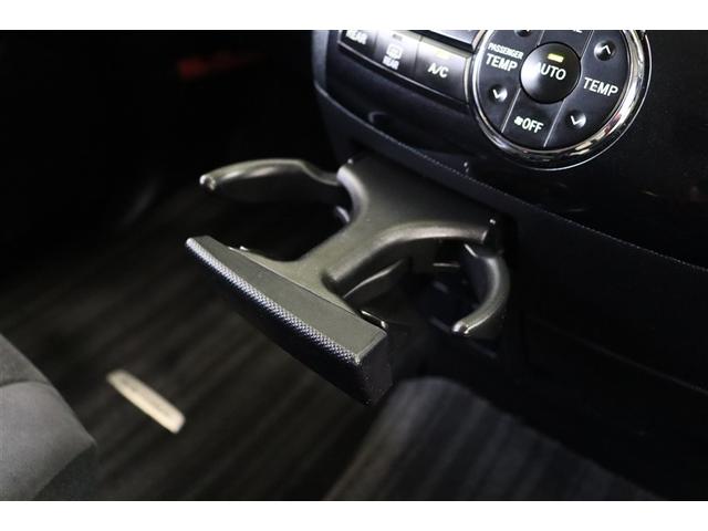 格納式のドリンクホルダーを装備しています。使わない時は格納しておけるので邪魔になりません。ドリンクホルダーの右下には容量は大きくありませんが引き出すタイプの収納も備えています。