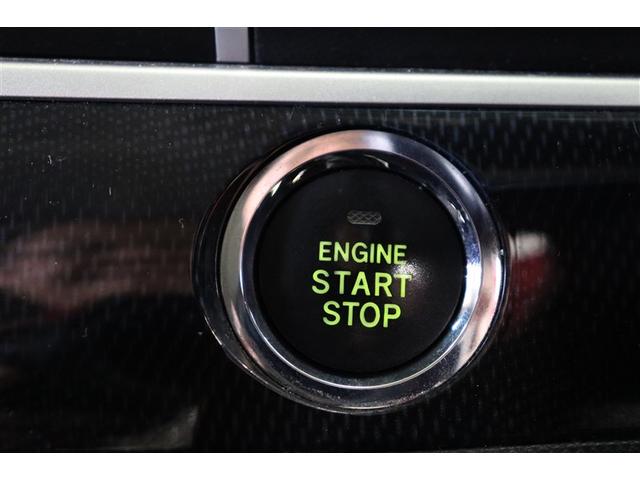 プッシュスタートです。キーを携帯しブレーキペダルを踏みこみ、ボタンを押すとエンジンがスタートします。鞄やポケットからキーを取り出さなくてもいいのは楽ですね。