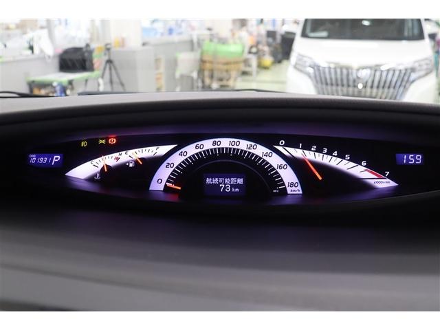 半円のスピードメーターと奥行きのある曲線のタコメーターもエスティマの曲線美を象徴しているやわらかなデザインです。シンプルで視認性が良く確認しやすいですよ。