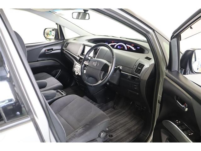 運転席と助手席間は足元が広く、ウォークスルーで移動が楽に出来ます。運転席から降りにくい道路事情でもサッと移動して直接歩道側に降りられます。シート間スペースもあるので後席への移動もしやすいですよ。