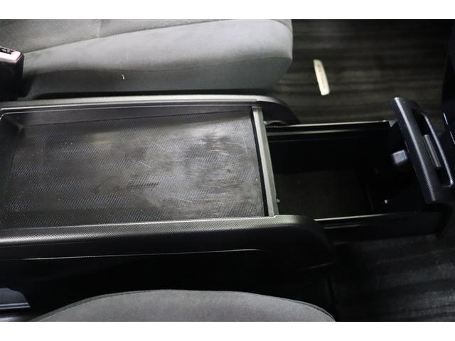 ブラックマイカ天板のロングスライドコンソールボックスを装備しています。収納は前方に引き出すタイプで、運転席からも助手席からも使いやすいデザインになっています。