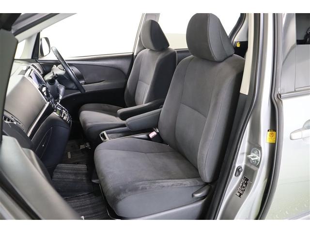 ロングドライブに嬉しいアームレストを備えた座り心地の良いシートは通気性が良く蒸れにくいモケットです。滑りにくく体にフィットするので姿勢が安定して疲れにくいですよ。