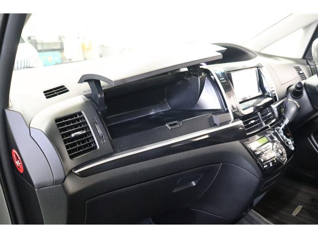 助手席前にはリッド付の収納ボックスを備えています。リッドが大きくひらき、出し入れがしやすく使いやすい収納です。リッド付で中身が見えないのも良いですね。