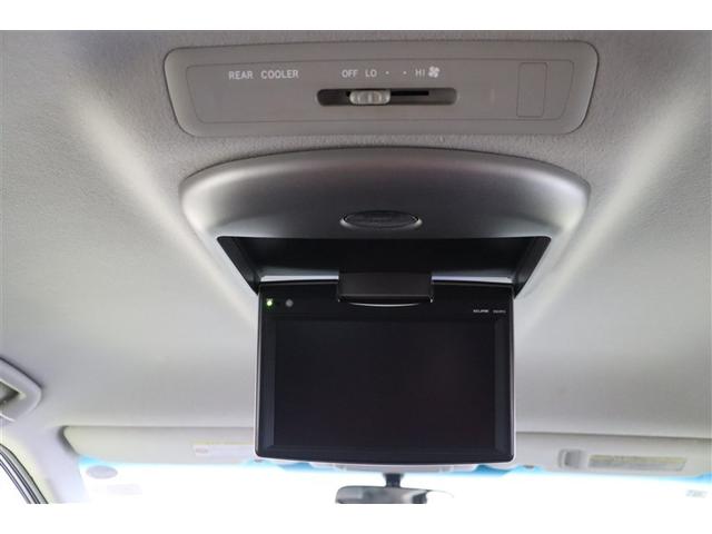 後席用モニターを装備しています。渋滞に巻き込まれた時やお迎えに行った時の待ち時間などに、これがあれば後席でも退屈することなく快適に過ごせます。