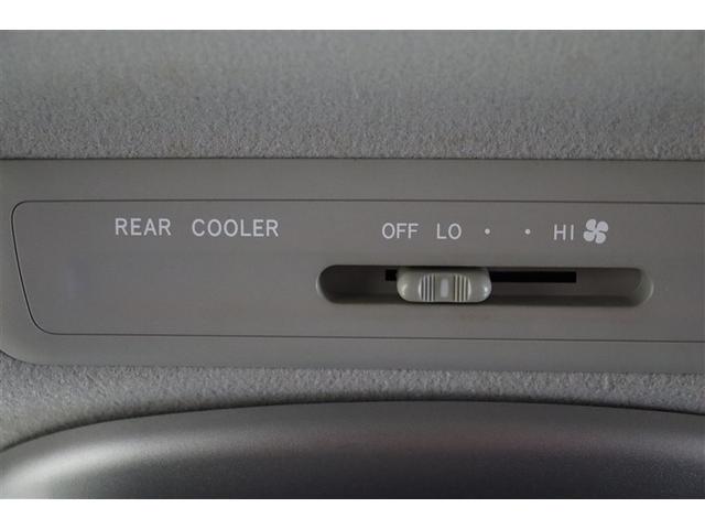 後部座席から操作できるリヤクーラーを装備しています。エスティマのように広い室内では後部座席でも快適に過ごすためのマストアイテムですよね。