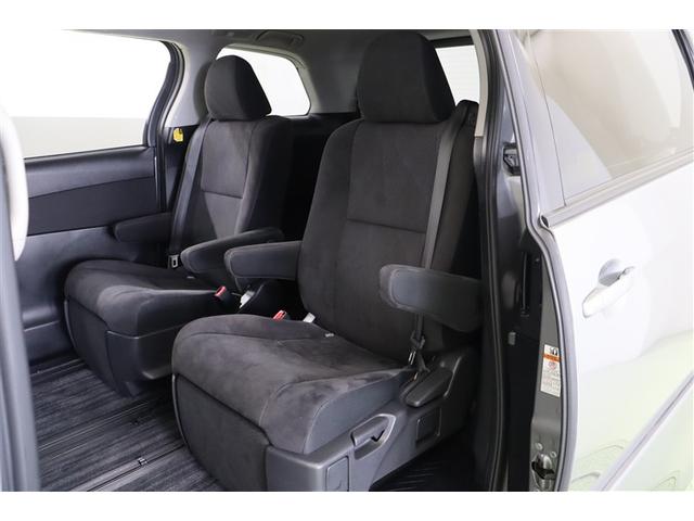 キャプテンシートタイプの２列目はロングスライドが可能なので、スライド幅を左右で変えて会話をしやすくしたりするなど、多彩な座席アレンジが楽しめます。